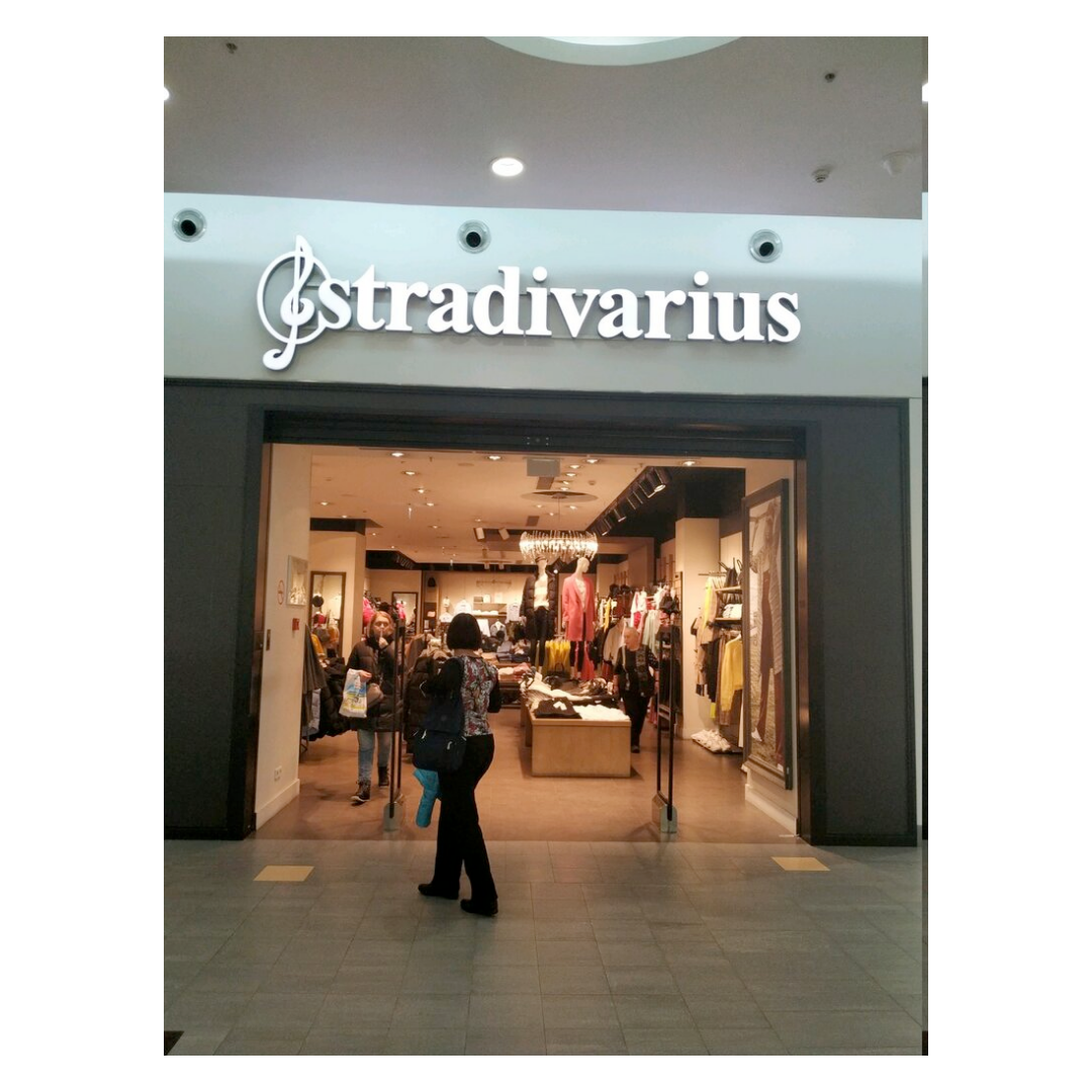 Stradivarius greece. Магазин Stradivarius. Витрины страдивариус. Страдивариус Москва