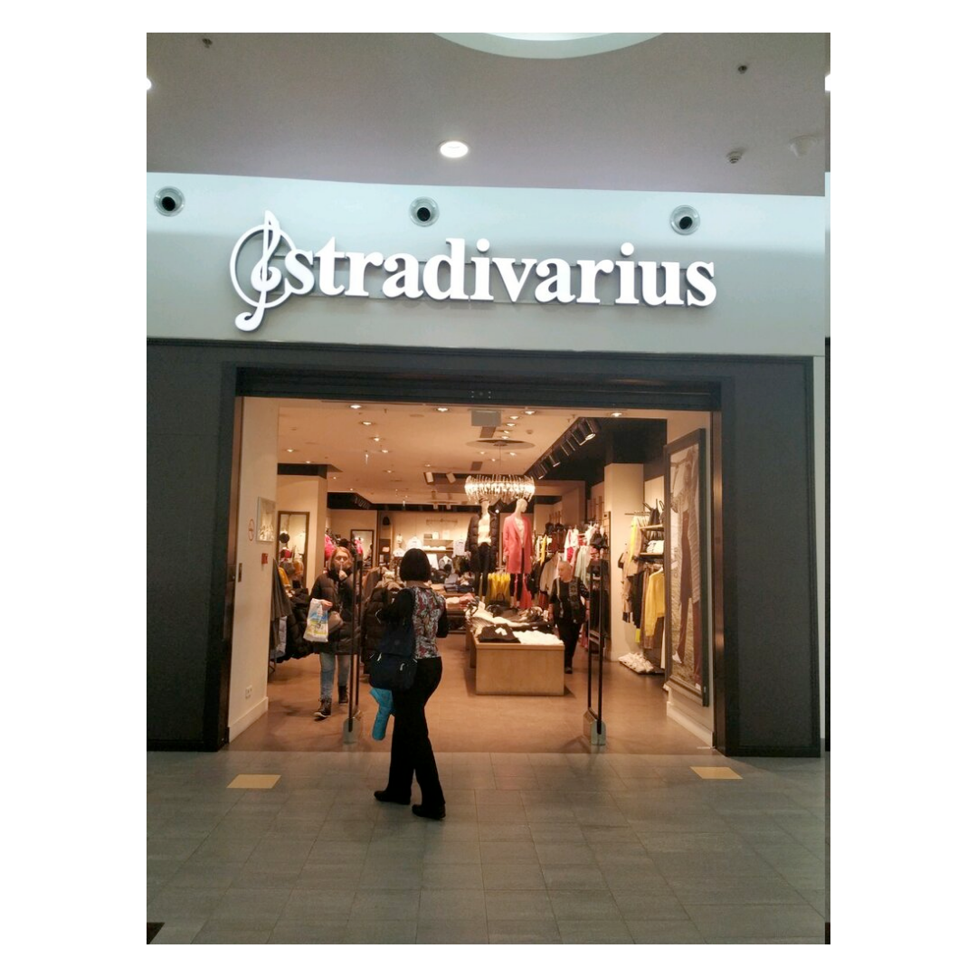 Stradivarius greece. Магазин Stradivarius. Витрины страдивариус. Страдивариус Москва.