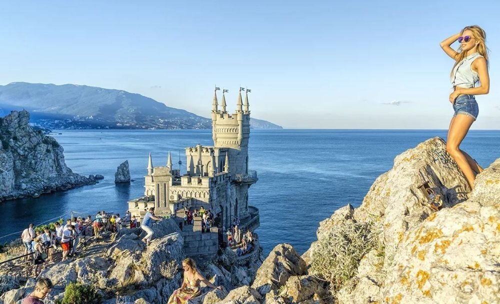  Туристы у "Ласточкина гнезда" в Крыму. Фото: checkintime.ru.