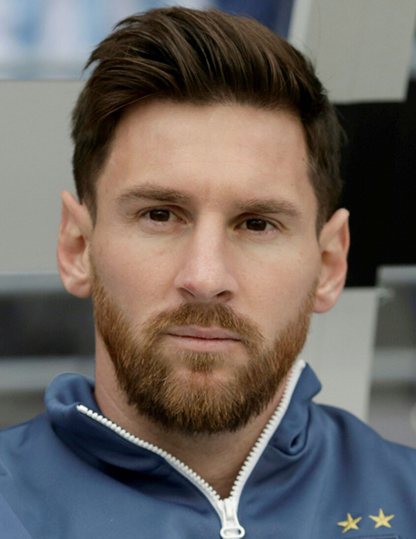 А вы знали какая машина была 1 машина  Месси ладно я вам подскажу это машина была Лексус