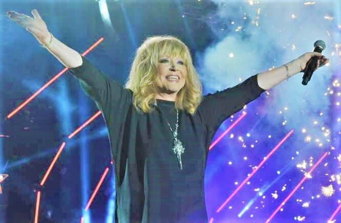 Алла Пугачева.  Алла Пугачева уходит со сцены. 