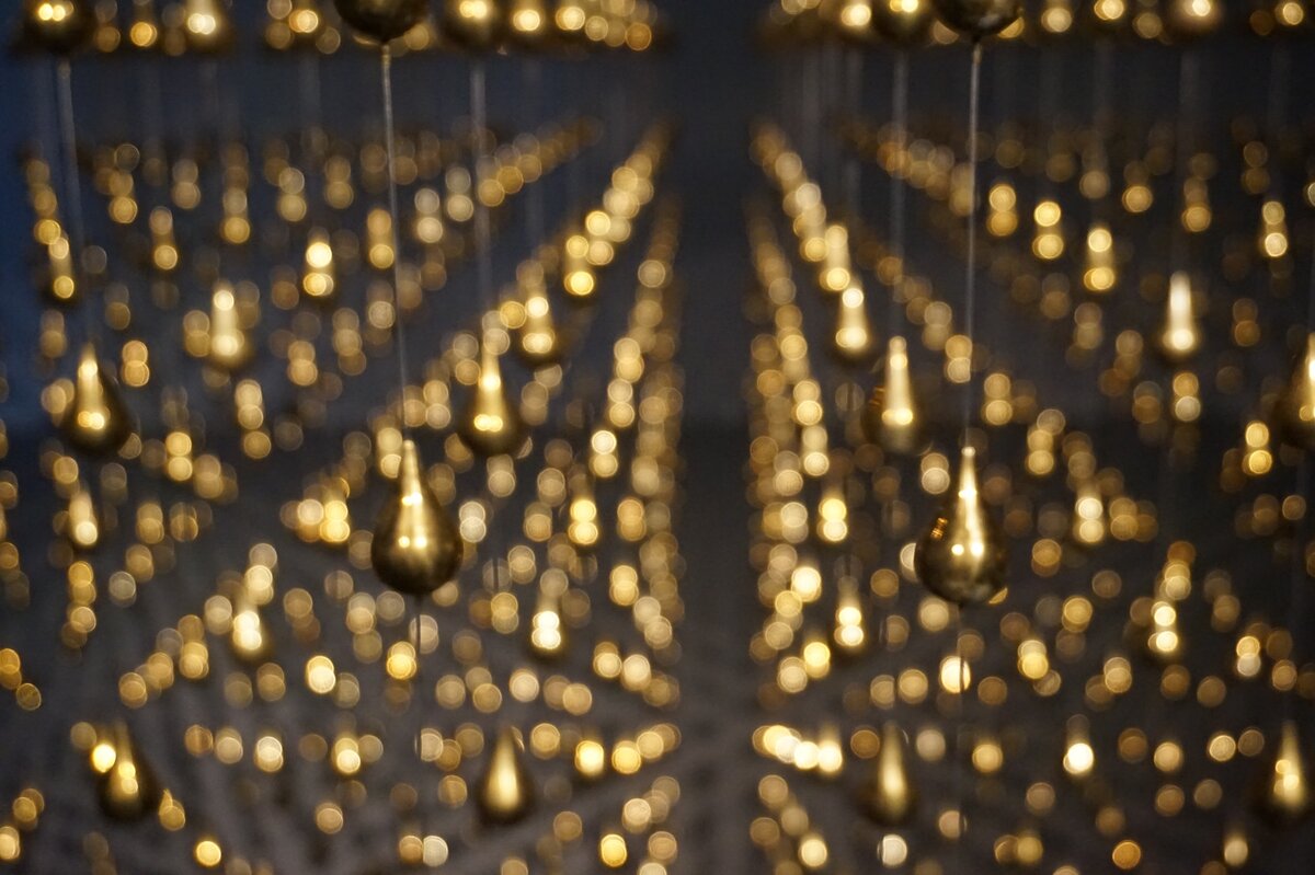 Золотой шар. Фото с выставки  "Абсурд в раю" В Касселе.    