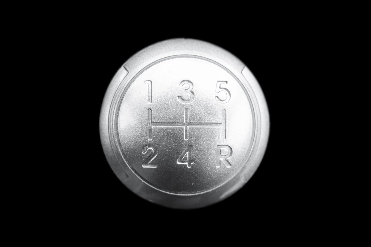 «Это не самый эффективный способ вождения автомобиля, и это не самый быстрый способ вождения автомобиля», - говорит руководитель проекта Porsche Хейко Майер. «Но нашим клиентам НРАВИТСЯ механическая коробка передач». ФОТО: BIGTUNAONLINE 