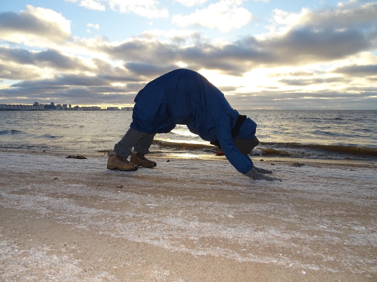 Это вам не девульки-инстаграммерки, которые с голыми ляхами позируют на фоне снега. Тут суровая утепленная йога, по-российски.