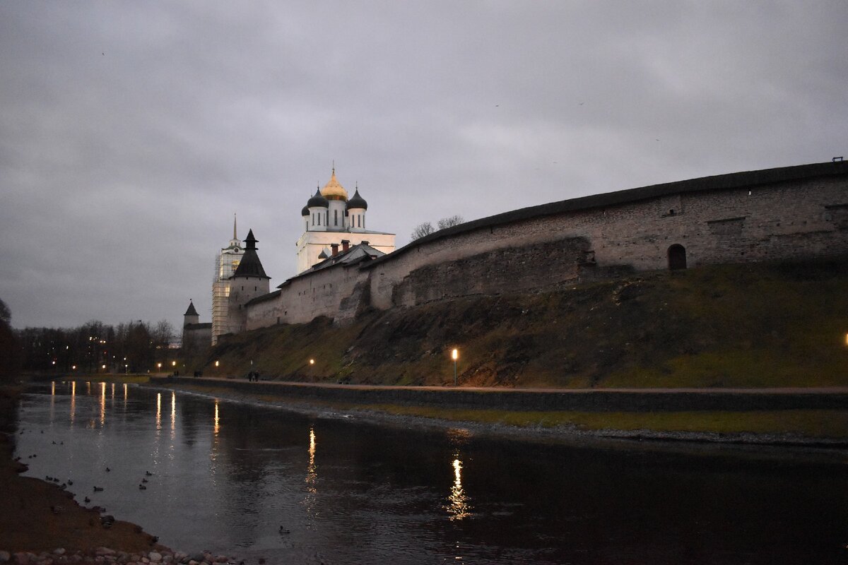 Просто фото живописного кремля, бурной реки у его стен и зелёной травки. К слову, самое начало января 2020...