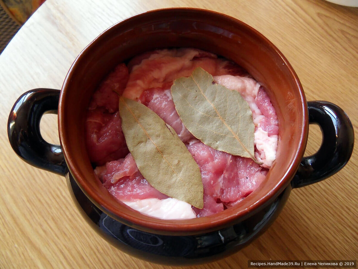 Мясо для домашней тушёнки должно быть плотно уложено в ёмкость