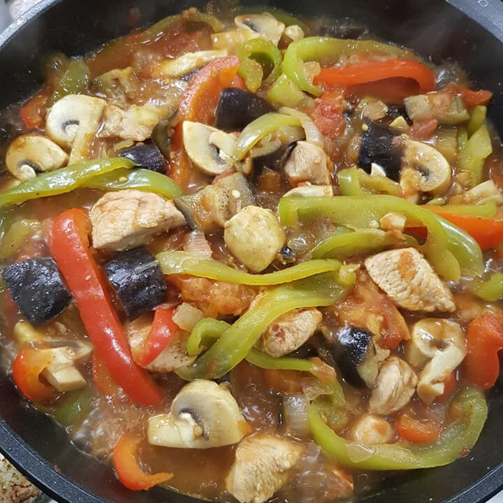 свинина с грибами и болгарским. рецепт тушеной индейки с овощами на сковороде. бедро индейки тушеное с овощами. индейка с овощами. рагу из индейки с овощами на сковороде.