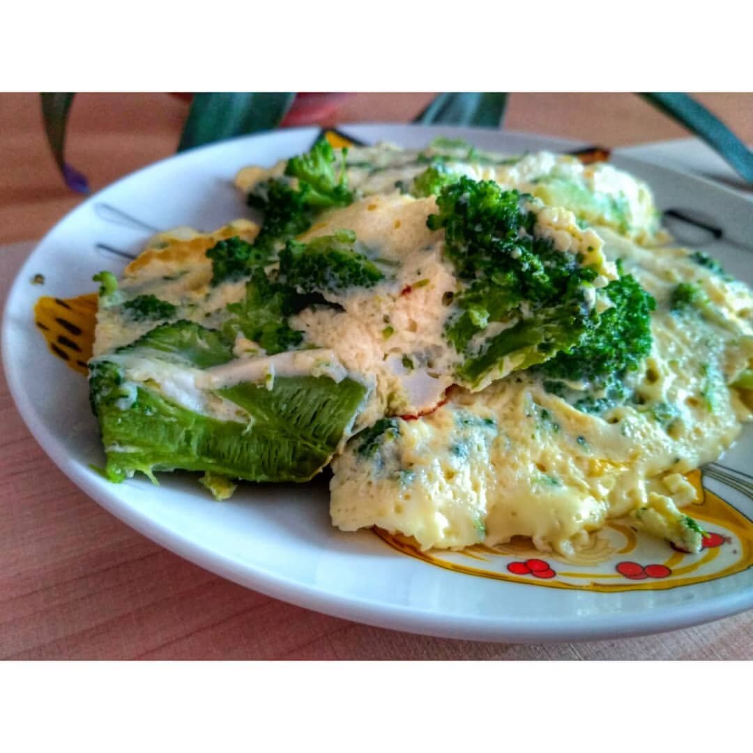 🐢🐢🐢 БРОККОЛИ 🐢🐢🐢 Омлет 🍳 с брокколи на завтрак !
Думаю рецепт писать не нужно ?

Расскажу лучше кое что интересное 💃

А знаете ли вы , что брокколи продукт с отрицательной калорийностью ?
Да ! Такое то же бывает 🙆
Организм тратит больше калорий на переваривание , чем содержится в самом продукте !

Классно правда ?

Напиши, что ты знаешь о продуктах с отрицательной калорийностью ☝

#отрицательнаякалорийность #брокколи #полезныйпродукт #ппеда #тведа #едимдома 
