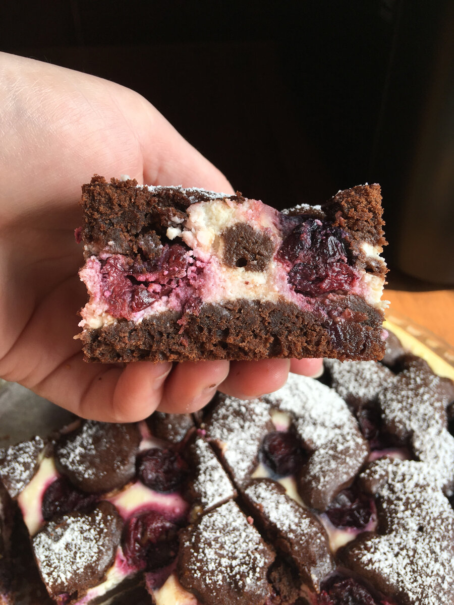 Шоколадный брауни с вишней