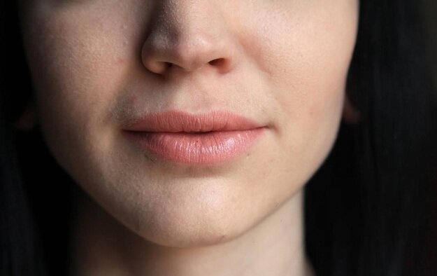 Врач назвала причины, по которым у женщин на лице растут усы