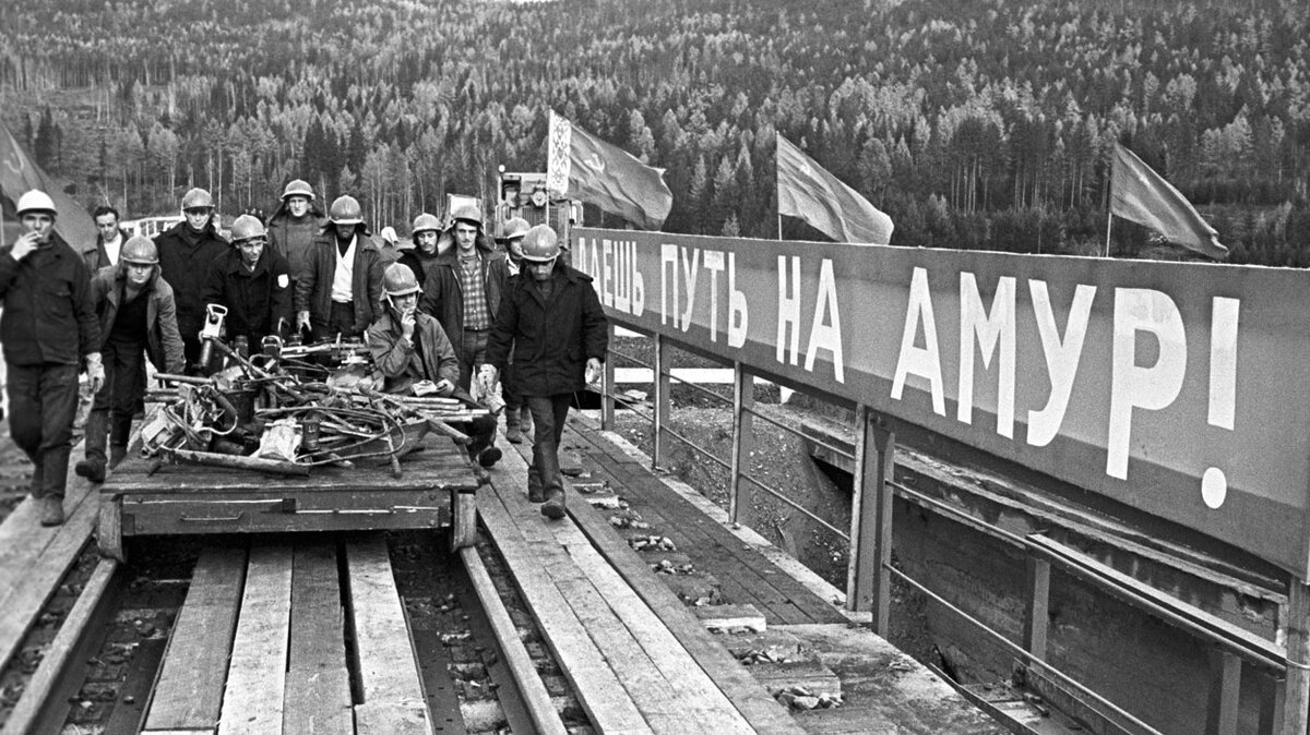 Амбициозный проект создания Байкало-Амурской магистрали. До сих пор ведутся споры, нужна ли она была или нет. Стратегически - нужна, но экономическую выгоду из нее до сих пор не научились извлекать 