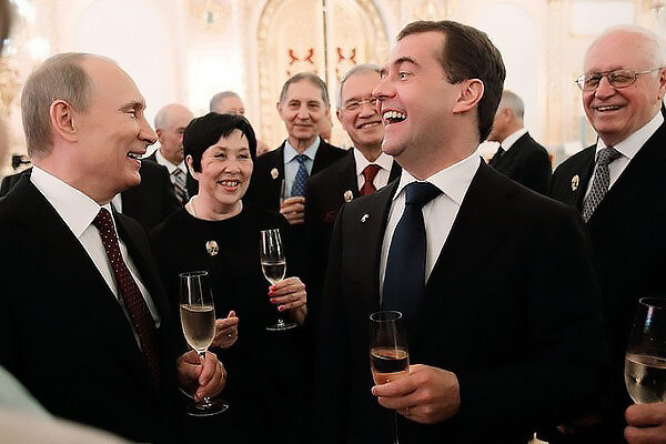 Какой алкоголь пьют российские политики? И что предпочитают ставить на стол в Кремле