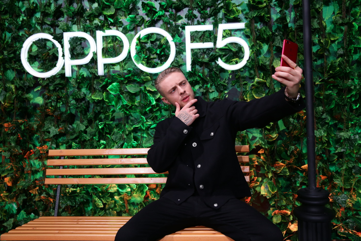 Егор Крид делает селфи на смартфон OPPO F5