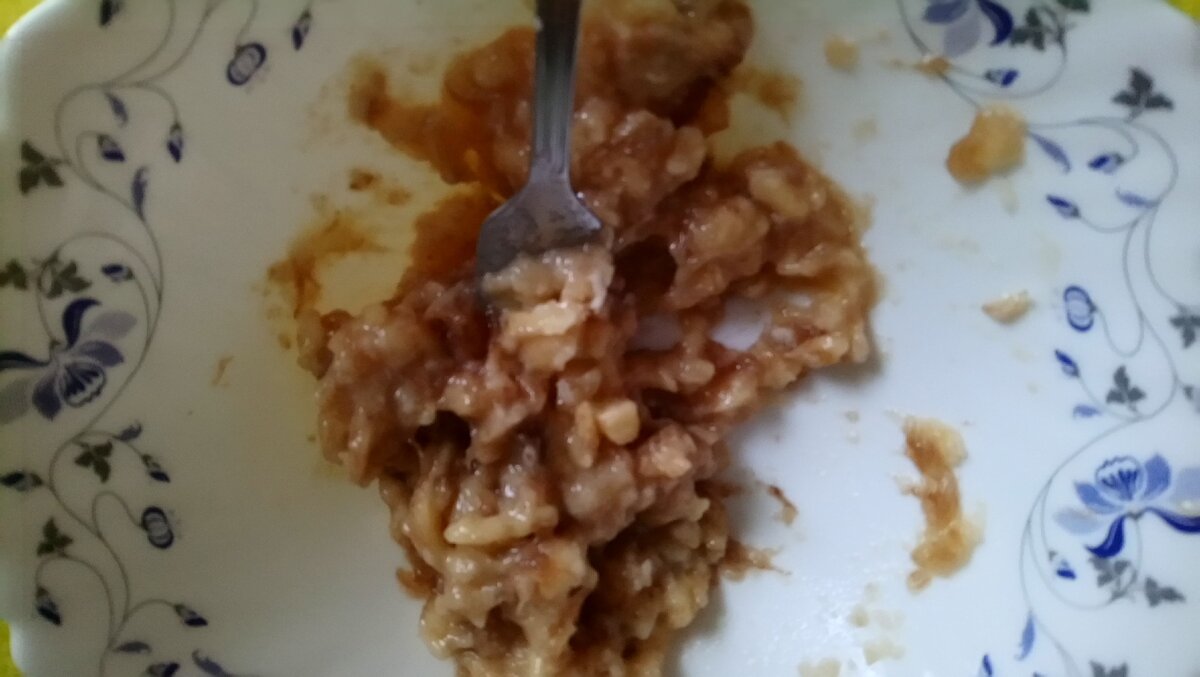 Растираем банан вилкой