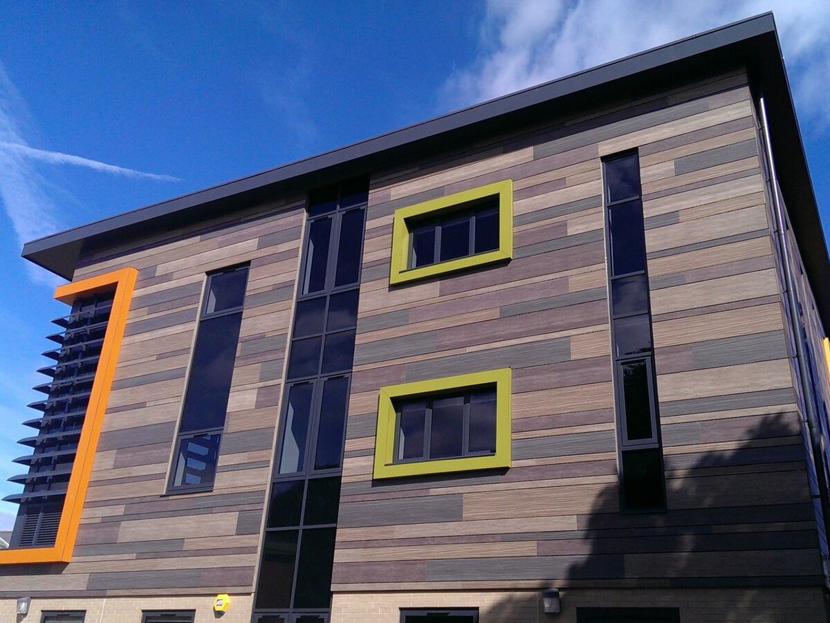 красивый вентилируемый фасад здания