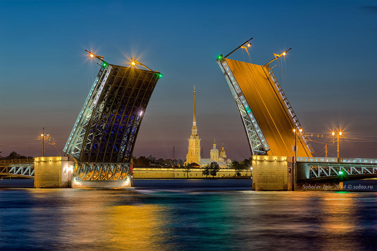 Дворцовый мост в Санкт-Петербурге