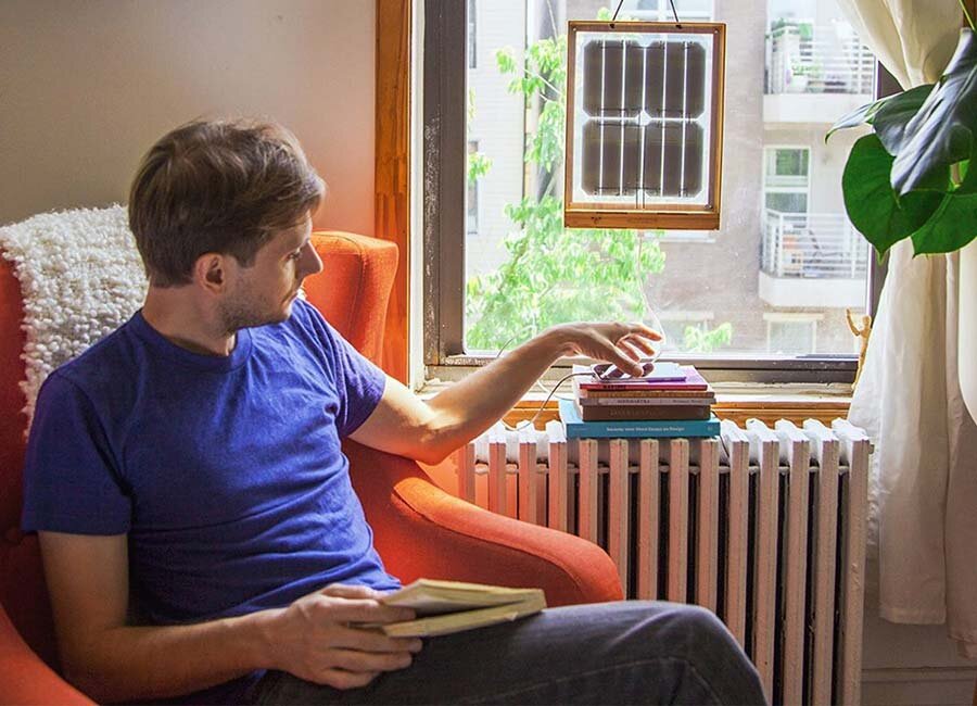 Персональные солнечные батареи на окна способны собирать солнечный свет для зарядки встроенного аккумулятора 2200 мАч, предназначенного для питания небольших устройств. 