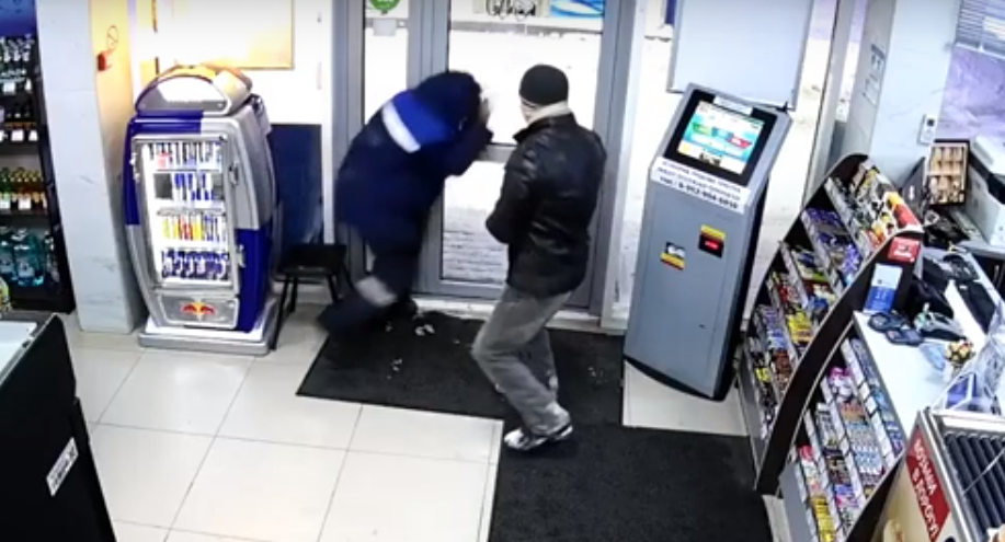 Охраннику прыснул в лицо. Стоп-кадр с видео камеры наблюдения. 