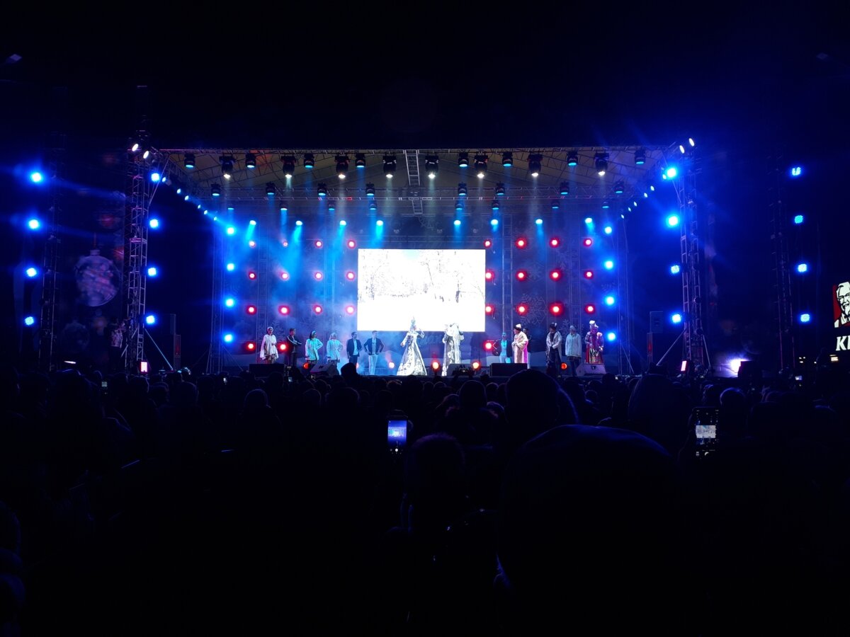 Сцена на праздновании встречи Нового Года 2019-2020 в Анапе. Своё фото.