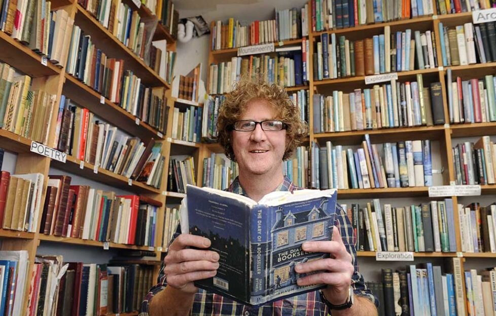 Шон Байтелл держит в руках «Дневники книготорговца»