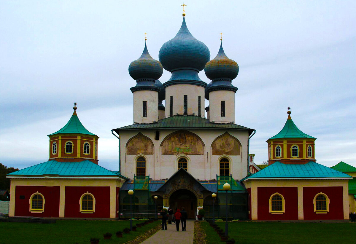 Тихвинский монастырь в Тихвине