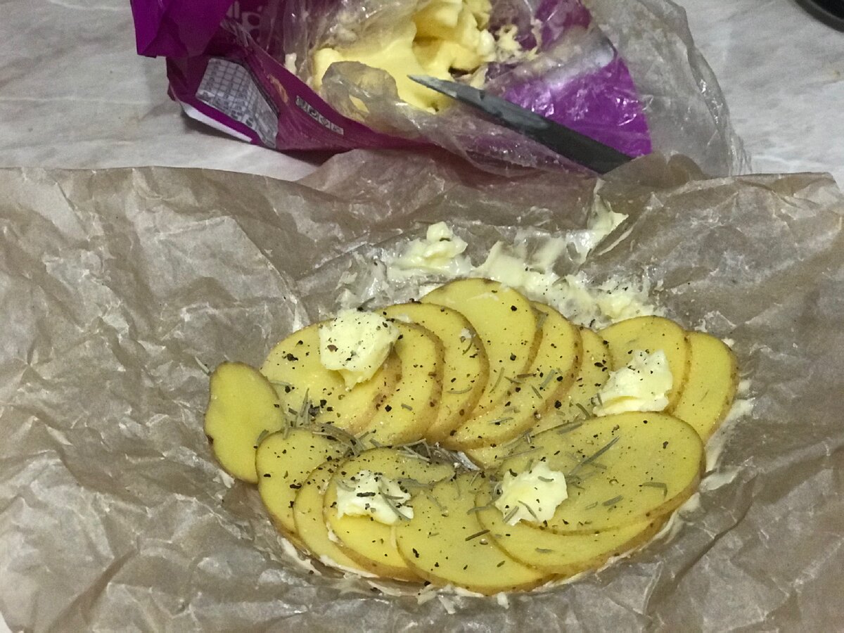 Посыпаем картофель розмарином