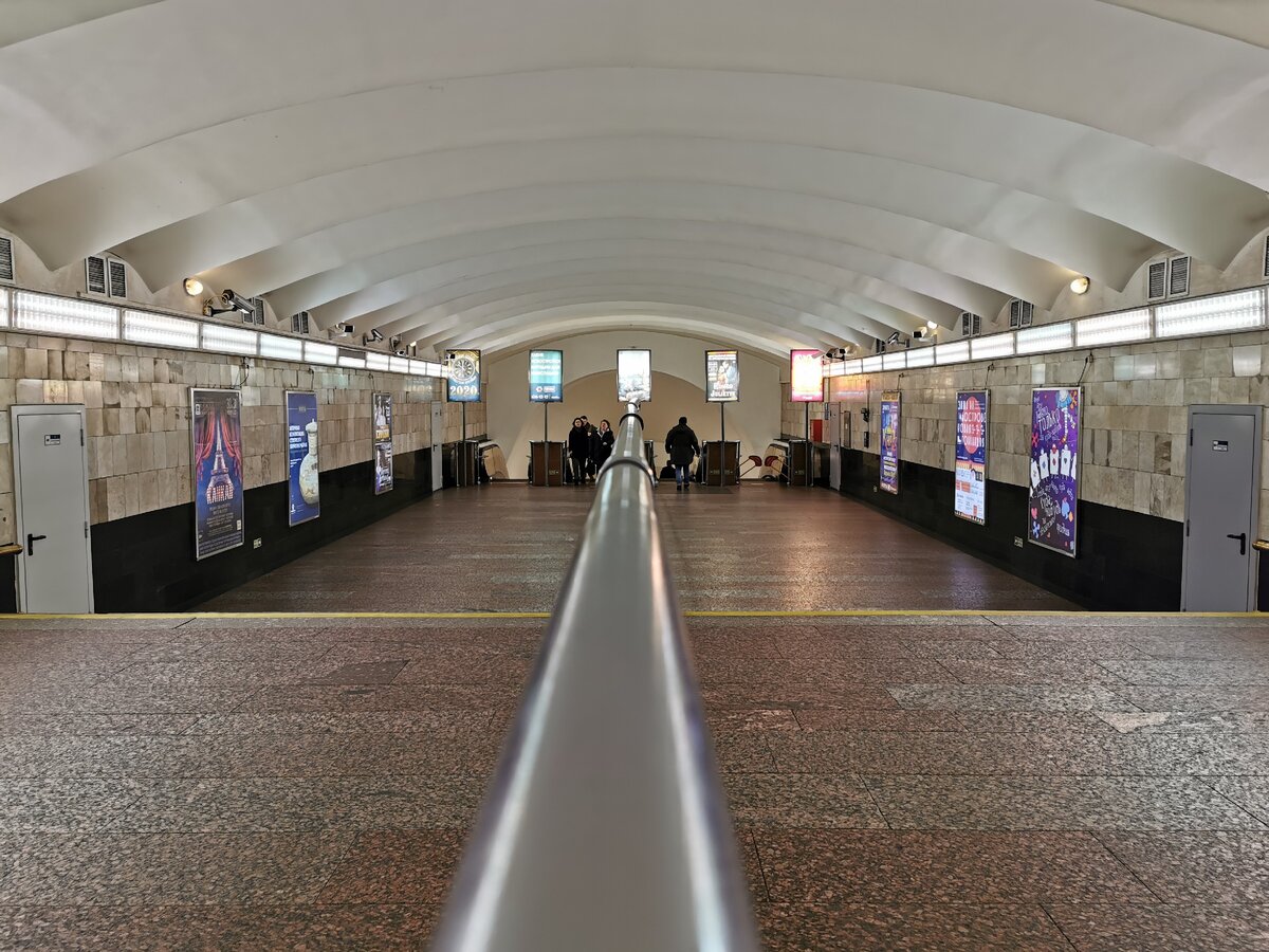 То самое место в переходе между двумя станциями. 