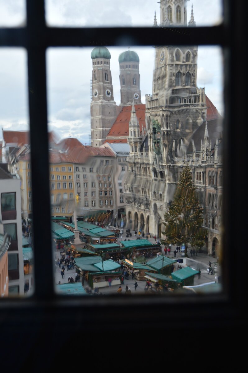 Вид на Мариенплатц из окна старой Ратуши. Фото Сергея Кудрявцева