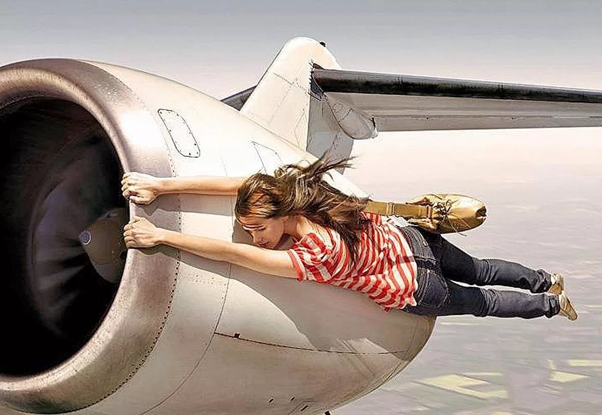 полет на зонтике. пятилетняя девочка на море. девочка улет. прикольные аватарки для девушек. прыжок в воздухе.