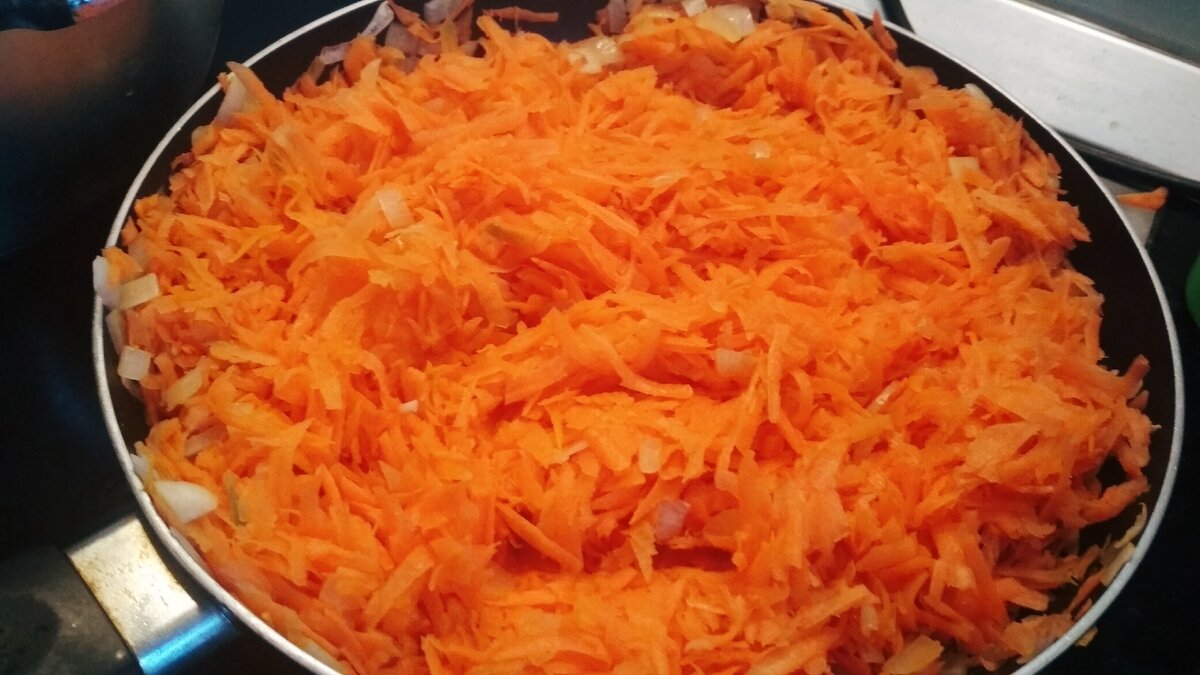 Обжариваем лук с морковью.