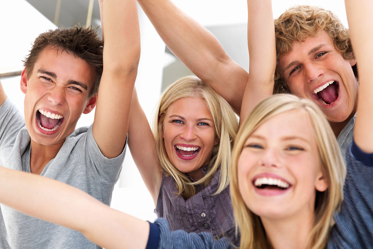 счастливые студенты. радостный студент. человек радостный. счастливая молодежь. фотосессия студентов.