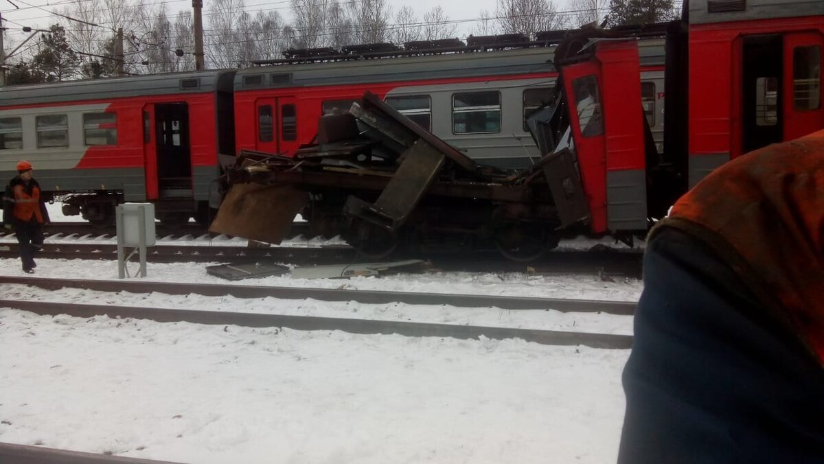 Депо Куровская разорванный вагон. Эд4м 0369 сход. Разорванный вагон депо Куровское. Столкновение эд4мк 28.