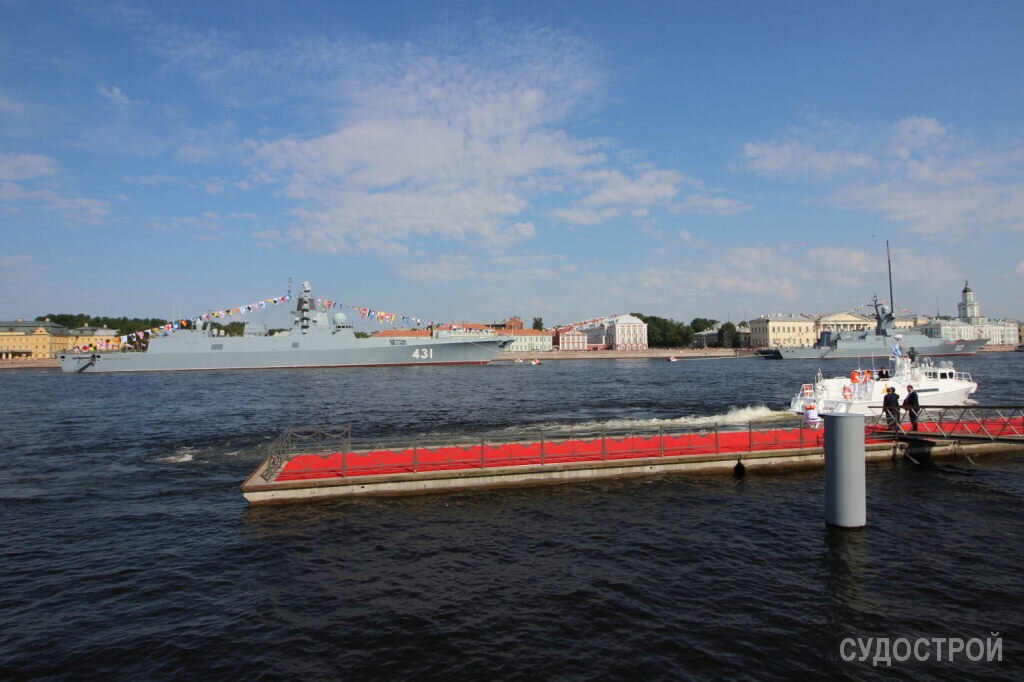 "Адмирал флота Касатонов" и "Гремящий" и на Главном военно-морском параде