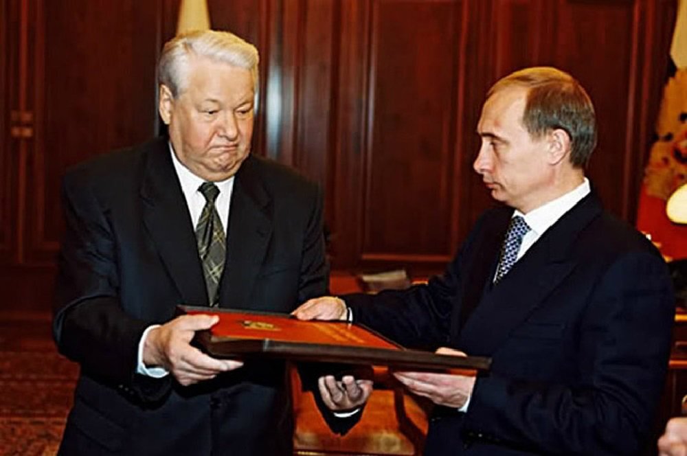 Борис Ельцин, Владимир Путин и Конституция. Фото с сайта yabloko.ru 