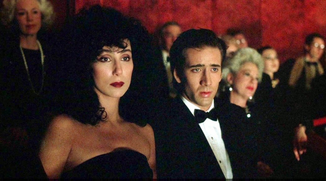 Власть луны. Во власти Луны фильм 1987. Moonstruck 1987 Шер. Фильм Очарованные луной 1987. Шер и Николас Кейдж в фильме.