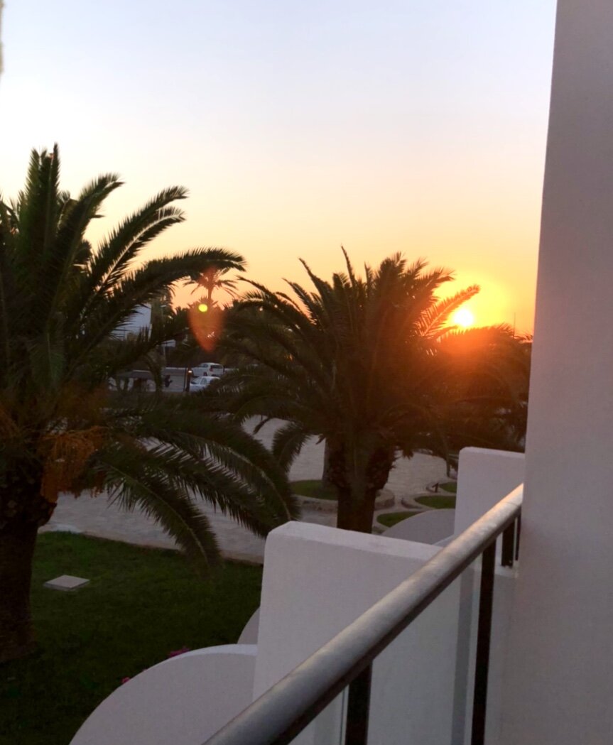 Будет новый рассвет, будет море побед.         И не верь никогда, в то, что выхода нет. 