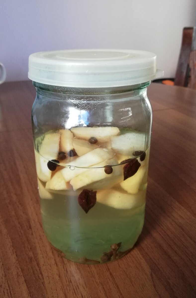 Маринованная репка хорошо хранится в холодильнике  и всегда - под рукой.