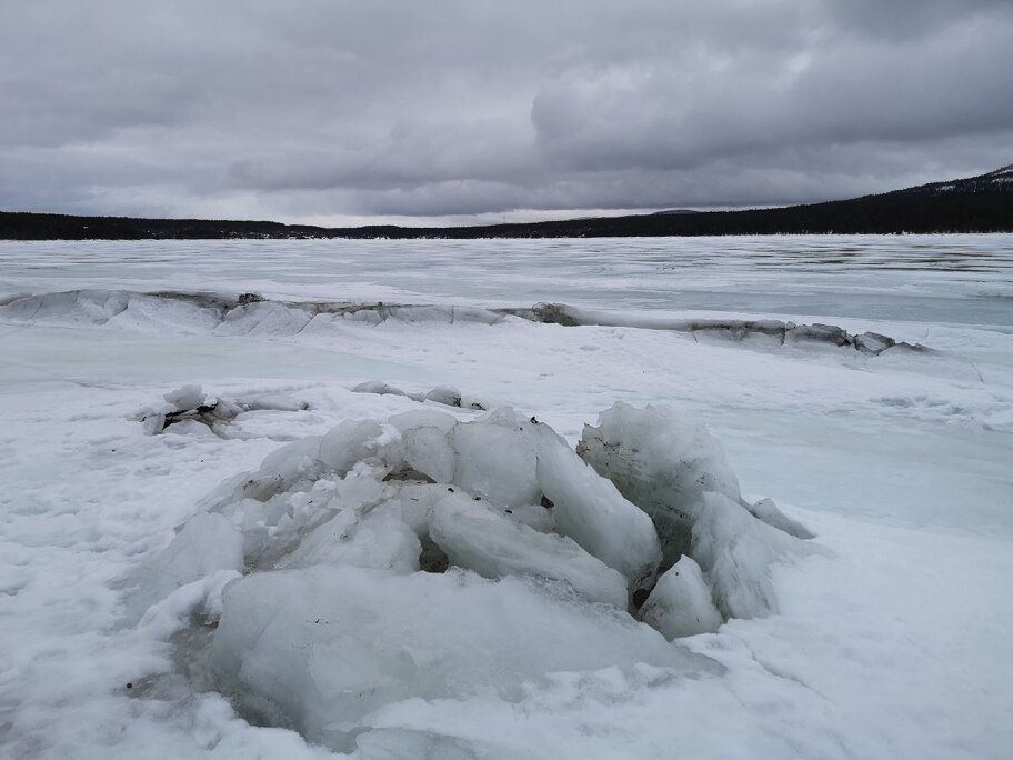 В Заполярье неожиданно пришла весна. Вместо морозов дождь и лужи.