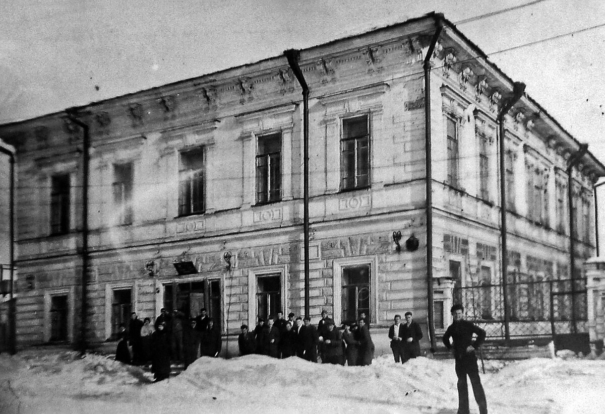 Музыкальная школа в здании бывшей духовной консистории. 1920-1925гг. Источник: pastvu.com