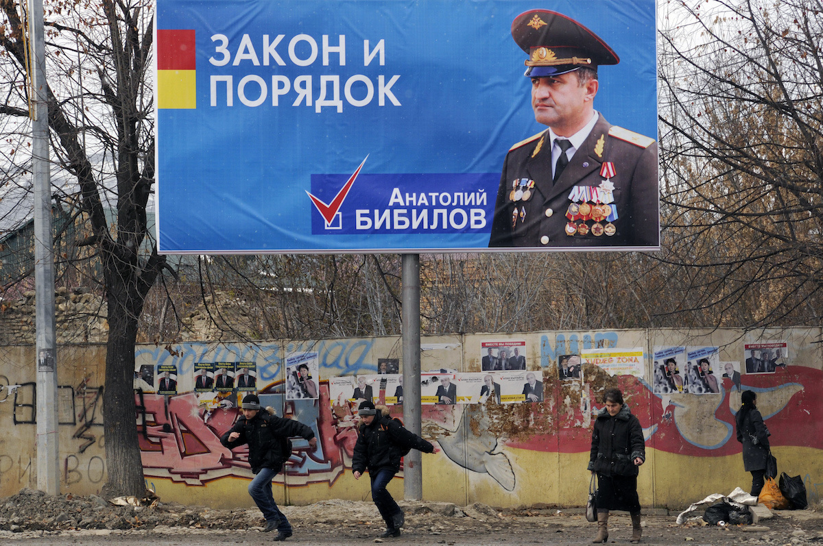 Власти Южной Осетии решили навести порядок в аптеках, изъяв оттуда лекарства с грузинскими надписями. Местные жители жалуются, что многих нужных лекарств в Южной Осетии не хватает. Фото: Цхинвали, ноябрь 2011 года. Предвыборный плакат нынешнего главы Южной Осетии Анатолия Бибилова.  REUTERS/Sergey Karpov  
