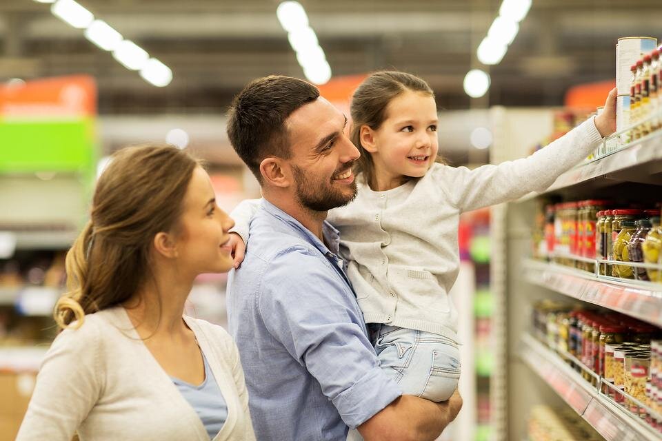 Who went shopping. Счастливая семья в супермаркете. Семья шоппинг. Счастливые семьи Маркет реклама. Семья в гастрономе.