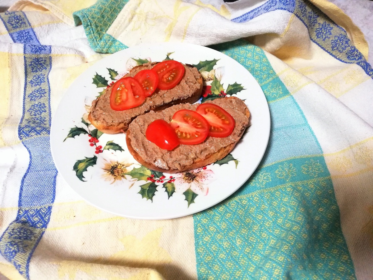 Перекус из хрусящего хлеба с паштетом и томатами