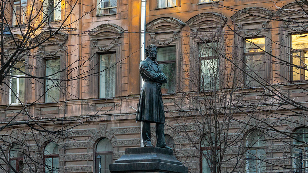 Ул пушкина в пушкине. Памятник Пушкину на Пушкинской улице в Санкт-Петербурге. Первый памятник Пушкину в Петербурге. Пушкинская улица СПБ достопримечательности. Маркина улица Санкт-Петербург памятник.