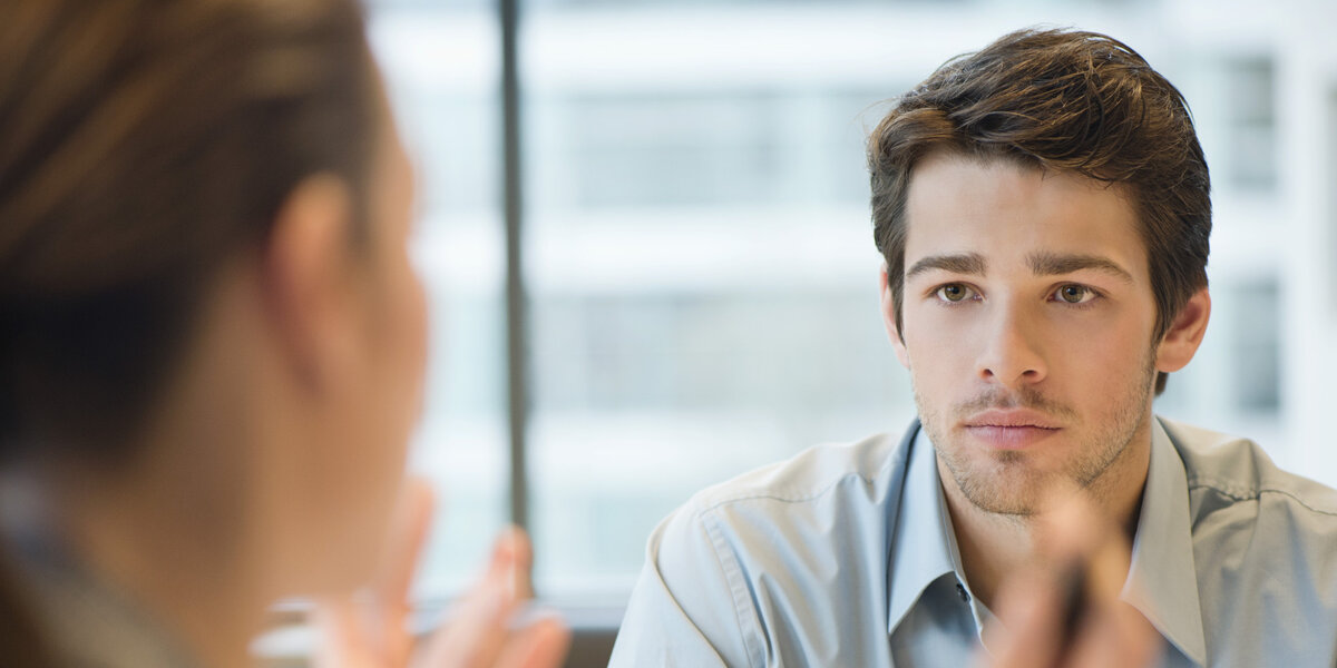 ВАШ СОБЕСЕДНИК ЗАПИНАЕТСЯ                                                                                                                                    Возможно, дело не в усталости или стрессе. Вероятно, ваш собеседник – неопытный лжец и иногда путается в своих словах, а потому в его разговоре случаются запинки, неловкие паузы, чтобы продумать ложь дальше. Чтобы ловко обманывать, необходимо иметь хорошую память и сочинять на ходу.