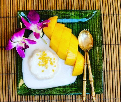 Для приготовления Клейкого Риса с Манго нам понадобятся: 
1 стакан клейкого риса или Жасмин" от "Мистраль"
1 стакан кокосового молока
2 столовых ложки сахара
щепотка соли
1 спелый желтый манго
Готовим Клейкий Рис с Манго:
Рис промыть и отварить на пару
Кокосовое молоко подогреть на плите, растворить в нем сахар и соль, снять с плиты
Высыпать рис в теплое молоко, хорошо размешать, накрыть крышкой и оставить на 10-15 минут. За это время молоко должно впитаться в рис.
Почистить и нарезать ломтиками манго, подавать вместе с рисом и ложкой кокосовых сливок по желанию. 