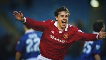 23 января шестой десяток в жизни «разменял» известный в прошлом советский и российский футболист Андрей Канчельскис, который вот уже более десяти лет работает тренером. И если его тренерская история не выглядит впечатляюще и, откровенно говоря, мало кого заботит, то едва ли не молниеносный успех молодого советского парня в Англии начала 90-х до сих пор периодически, но весьма рьяно обсуждается различными группами журналистов, экспертов и болельщиков. Все они хотят понять, как Канчельскису удалось так быстро стать своим на «Олд Траффорд» и расположить к себе не только болельщиков команды, но и ее менеджера Алекса Фергюсона, а также почему после Андрея мало кому с постсоветского пространства удавалось проявить себя на Туманном Альбионе…
