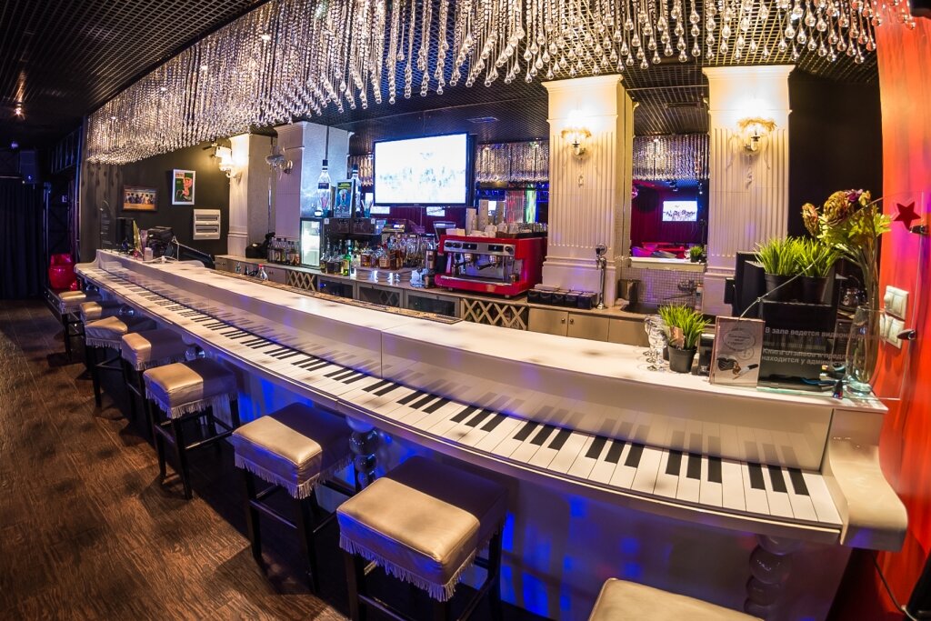 Пабы с музыкой москва. Музыкальное кафе. Музыкальный бар. Ресторан в музыкальном стиле. Сцена в баре.