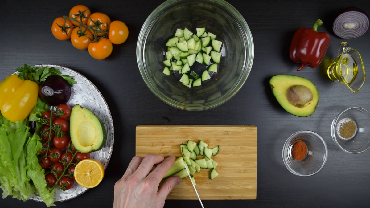 Нарезаем огурец