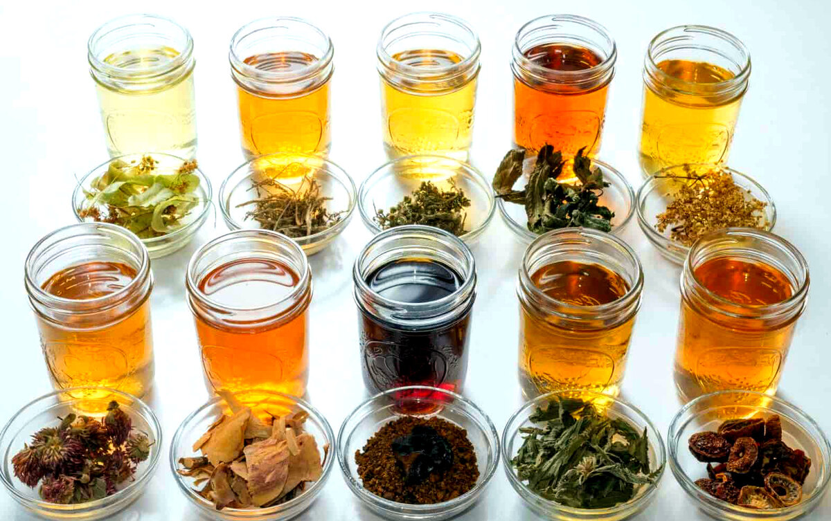 Из лекарственных растений изготавливают:  настои,  отвары,  настойки,  порошки,   мази, экстракты,  сиропы.
