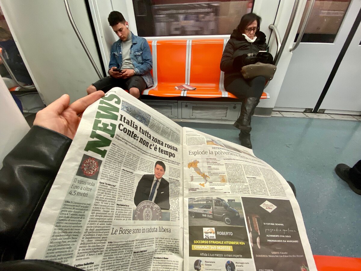 В метро люди стараются держаться на дистанции. Официально рекомендованная дистанция - не менее 1 метра.